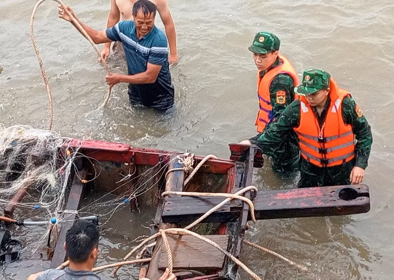 Bộ đội Biên phòng trợ giúp ngư dân trục vớt phương tiện.
