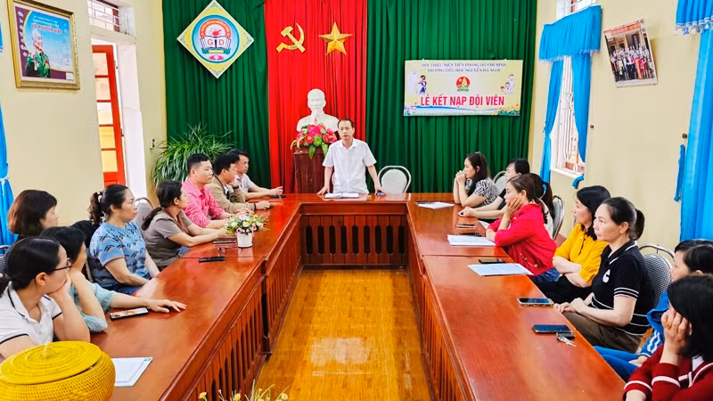 Lãnh đạo Phòng Giáo dục và Đào tạo huyện Triệu Sơn giao ban với Tập thể Trường tiểu học Nguyễn Bá Ngọc. Lãnh đạo Phòng Giáo dục và Đào tạo huyện Triệu Sơn giao ban với Tập thể Trường tiểu học Nguyễn Bá Ngọc.