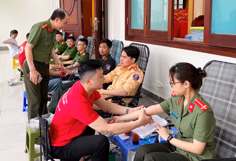 Cán bộ, chiến sĩ Công an Thanh Hóa hiến máu tình nguyện. Cán bộ, chiến sĩ Công an Thanh Hóa hiến máu tình nguyện.