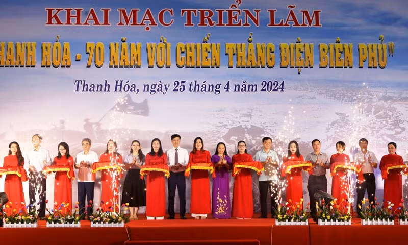 Các đại biểu cắt băng khai mạc triển lãm.