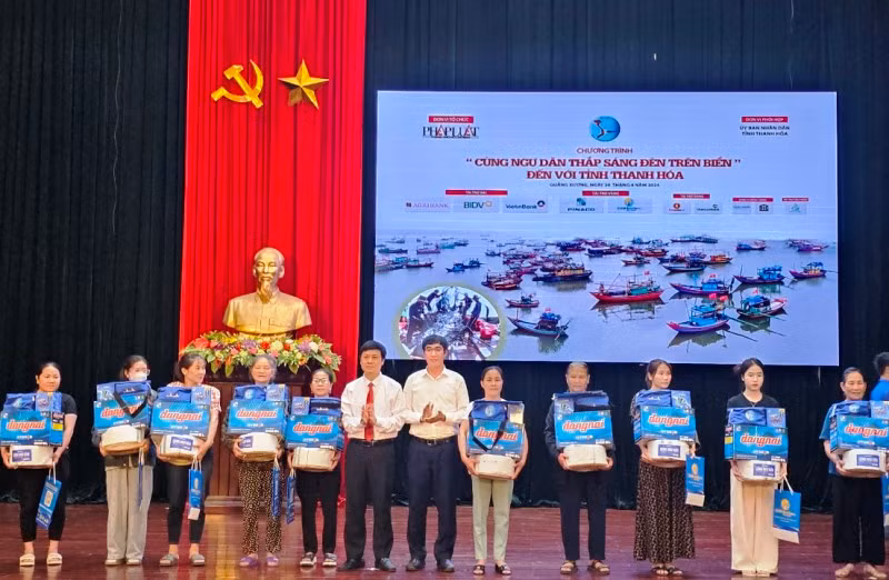 Cán bộ tỉnh Thanh Hóa trao quà tặng của nhà tài trợ tới ngư dân trong tỉnh.