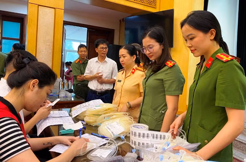 Các nữ Công an thực hiện thủ tục hiến máu.