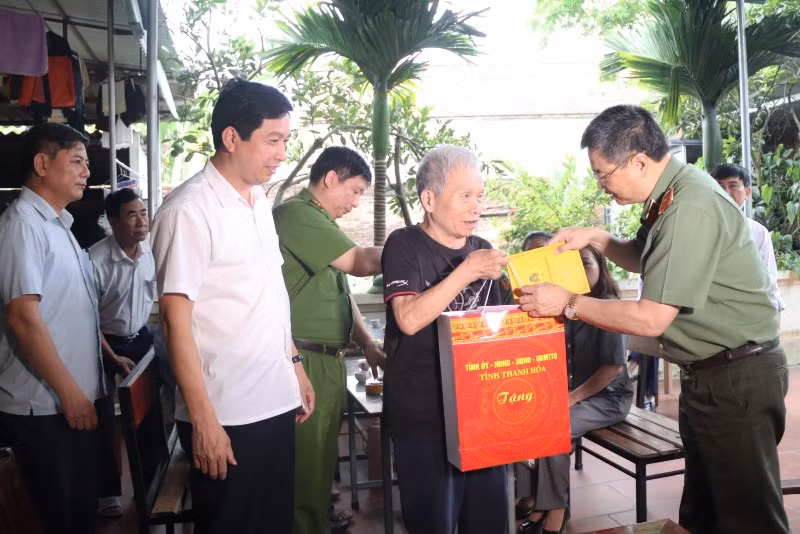 Lãnh đạo Công an tỉnh Thanh Hóa trao quà tặng tới gia đình chính sách ở huyện Yên Định. Lãnh đạo Công an tỉnh Thanh Hóa trao quà tặng tới gia đình chính sách ở huyện Yên Định.