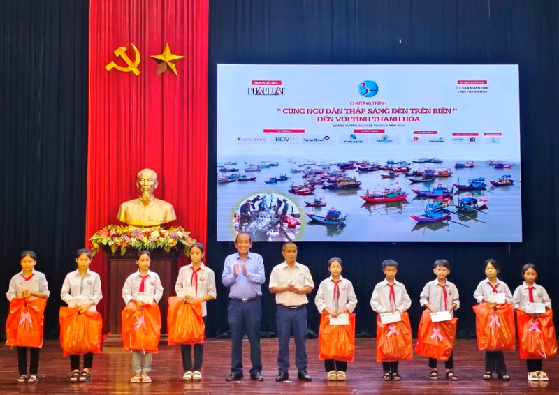 Nguyên Phó Thủ tướng Trương Hòa Bình cùng nhà tài trợ trao học bổng cho con em ngư dân vượt khó, học giỏi.