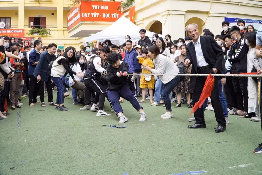 Học sinh sôi nổi tham gia các trò chơi dân gian như kéo co,...