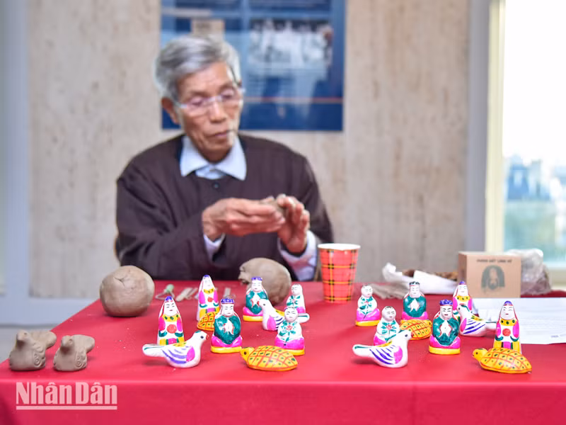 Nghệ thuật nặn phỗng đất truyền thống Làng Hồ. (Ảnh: MINH DUY)