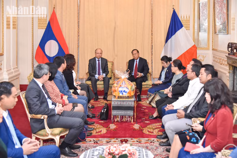 Đại sứ Lào khẳng định: "Đây là minh chứng rõ ràng cho mối quan hệ đặc biệt, gắn bó và tin cậy giữa hai dân tộc chúng ta". (Ảnh: MINH DUY) Đại sứ Lào khẳng định: "Đây là minh chứng rõ ràng cho mối quan hệ đặc biệt, gắn bó và tin cậy giữa hai dân tộc chúng ta". (Ảnh: MINH DUY)