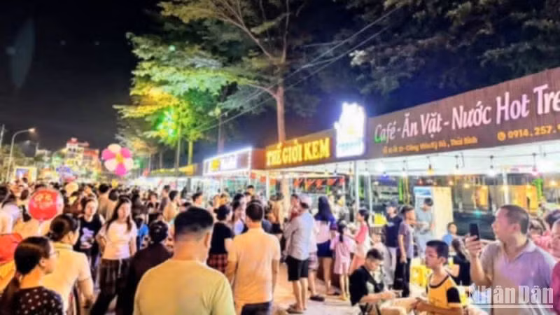 Người dân ken đặc trên tuyến phố đi bộ, cùng hòa mình vào không khí của Tuần Du lịch tỉnh Thái Bình. Người dân ken đặc trên tuyến phố đi bộ, cùng hòa mình vào không khí của Tuần Du lịch tỉnh Thái Bình.