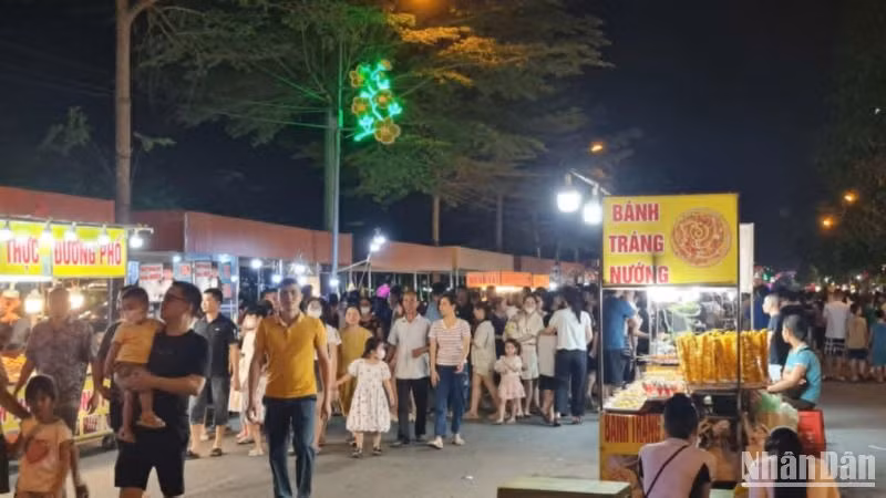 Tuyến phố đi bộ có khoảng 70 gian hàng phục vụ người dân. Tuyến phố đi bộ có khoảng 70 gian hàng phục vụ người dân.