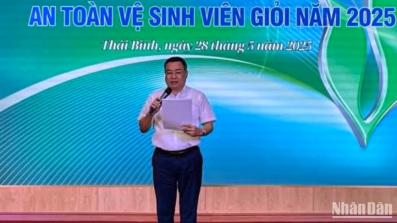 Ông Nguyễn Huy Vượng, Phó Bí thư Đảng ủy, Phó Giám đốc, Chủ tịch Công đoàn Chi nhánh Phát điện Dầu khí (Tập đoàn Công nghiệp Năng lượng Việt Nam) phát biểu. Ông Nguyễn Huy Vượng, Phó Bí thư Đảng ủy, Phó Giám đốc, Chủ tịch Công đoàn Chi nhánh Phát điện Dầu khí (Tập đoàn Công nghiệp Năng lượng Việt Nam) phát biểu.