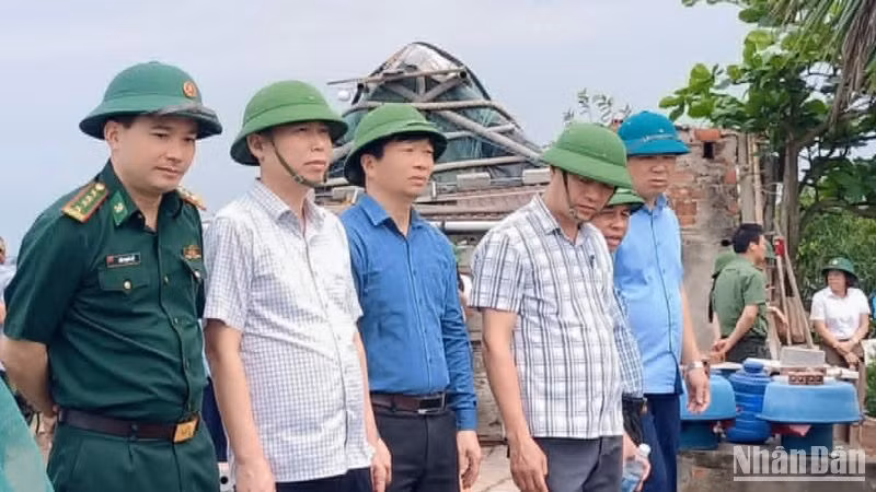 Đồng chí Nguyễn Xuân Khánh, Bí thư Huyện ủy Tiền Hải (thứ 2 từ trái qua) cùng đại diện các phòng, ban, đơn vị kiểm tra thực địa khu vực nuôi trồng thủy sản tại xã Nam Phú.