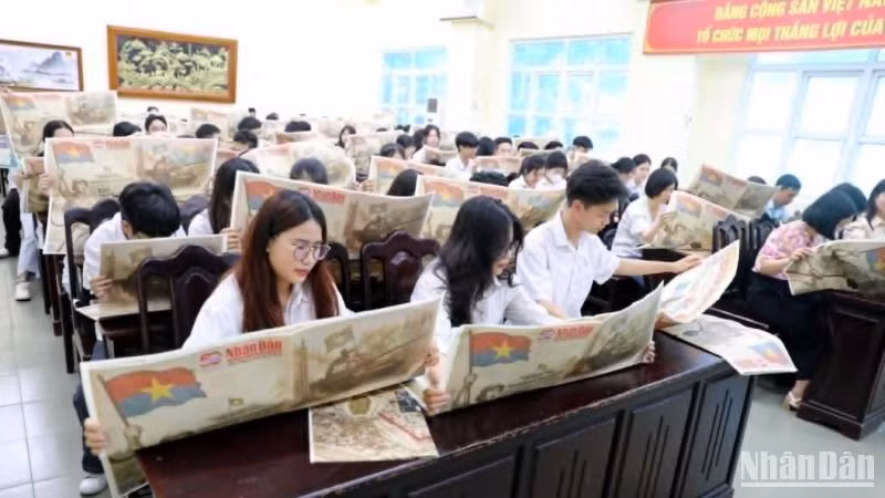 Đông đảo thầy cô giáo cùng các em học sinh trải nghiệm giao diện bắt mắt của ấn phẩm đặc biệt do Báo Nhân Dân phát hành. Đông đảo thầy cô giáo cùng các em học sinh trải nghiệm giao diện bắt mắt của ấn phẩm đặc biệt do Báo Nhân Dân phát hành.