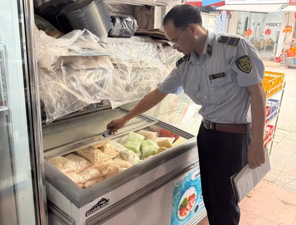 Nhiều thực phẩm đóng bao bì sẵn không có tên và địa chỉ tổ chức, cá nhân chịu trách nhiệm về hàng hóa. (Ảnh: Quản lý thị trường cung cấp)