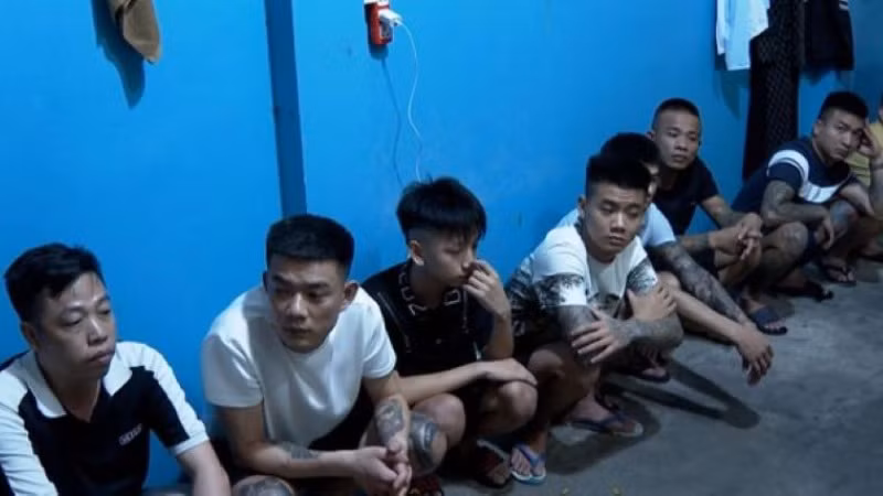 Các đối tượng trong đường dây mua bán người, bắt giữ người trái pháp luật để ép làm nhân viên phục vụ tại các quán hát. (Ảnh: Công an cung cấp)