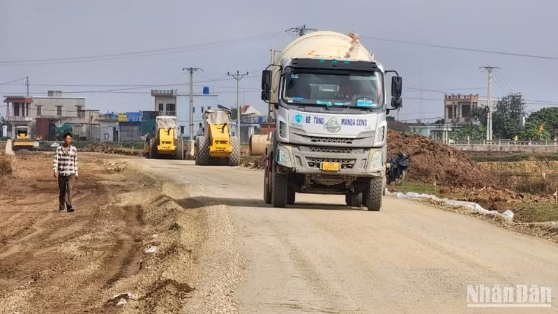 Thi công tuyến đường bộ ven biển, đoạn qua huyện Tiền Hải (tỉnh Thái Bình). Thi công tuyến đường bộ ven biển, đoạn qua huyện Tiền Hải (tỉnh Thái Bình).