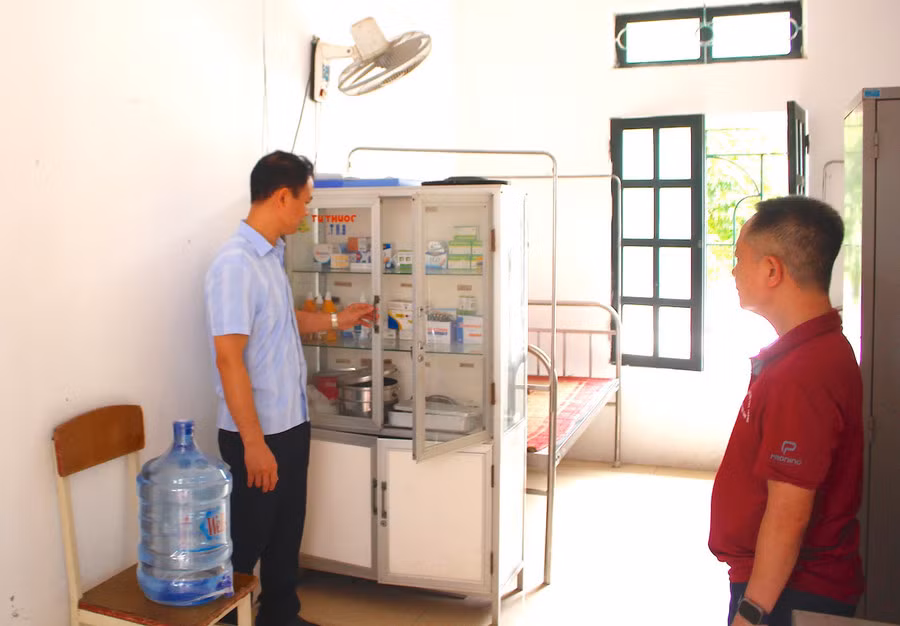 Hội đồng coi thi Trường THPT Nguyễn Đức Cảnh (thành phố Thái Bình) kiểm tra cơ sở vật chất tại phòng y tế. (Ảnh: ĐINH CHIẾN)