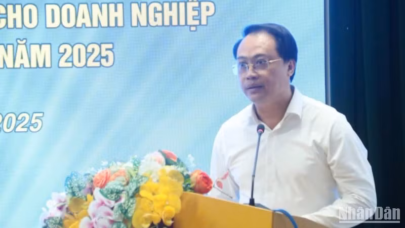 Ông Hà Tiến Thăng, Giám đốc Sở Nội vụ phát biểu ý kiến.