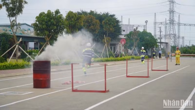Chạy tiếp sức 4x100m qua cọc lửa. Chạy tiếp sức 4x100m qua cọc lửa.