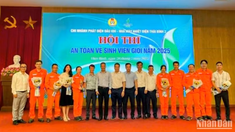 Đội tuyển nhà máy Nhiệt điện Thái Bình 1 giành giải Nhất Hội thi kèm theo phần thưởng 20 triệu đồng. Đội tuyển nhà máy Nhiệt điện Thái Bình 1 giành giải Nhất Hội thi kèm theo phần thưởng 20 triệu đồng.