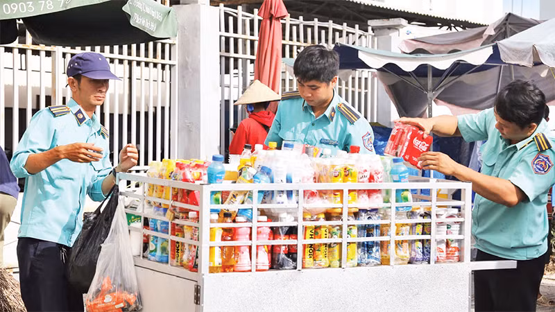 Lực lượng trật tự đô thị thành phố Rạch Giá xử lý trường hợp buôn bán lấn chiếm lòng đường.