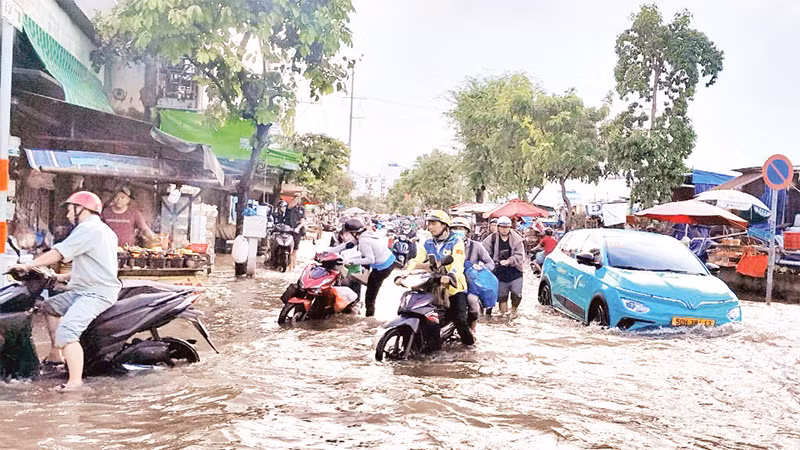 Tình trạng ngập do triều cường trên đường Trần Xuân Soạn, Quận 7. (Ảnh THẾ ANH) 