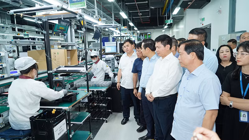 Một đoàn công tác tham quan dây chuyền sản xuất và lắp ráp laptop Dell tại Nhà máy Wistron Infocom tại Khu công nghiệp Ðồng Văn, tỉnh Hà Nam. Ảnh: ÐÀO PHƯƠNG
