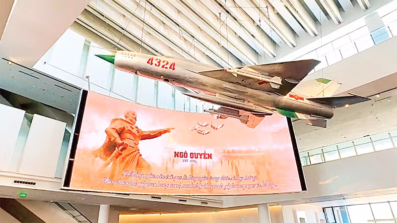 Chiếc máy bay MiG-21 4324 là một trong những hiện vật thu hút sự quan tâm của đông đảo công chúng. 
