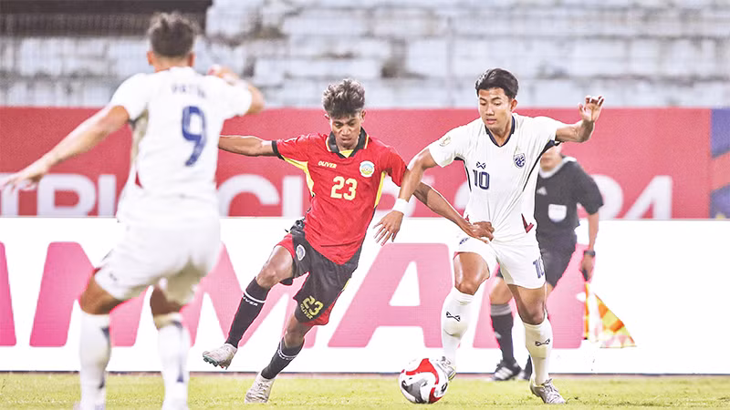 Ðương kim vô địch Thái Lan (áo trắng) giành chiến thắng 10-0 trước Timor Leste trên sân trung lập Hàng Ðẫy, trong trận ra quân ASEAN Cup 2024. (Ảnh SƠN TÙNG) 