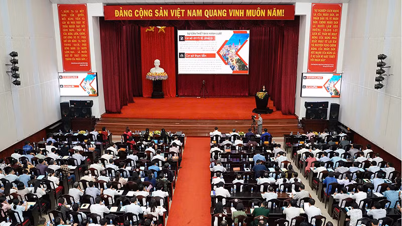 Hội nghị tập huấn, triển khai thi hành Luật Ðất đai năm 2024 do UBND tỉnh Bình Thuận phối hợp Bộ Tài nguyên và Môi trường tổ chức. (Ảnh HỮU TRÍ) 