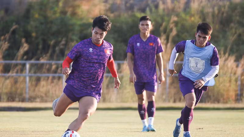 Các cầu thủ đội tuyển Việt Nam luyện tập chuẩn bị cho trận mở màn tại ASEAN Cup 2024. (Ảnh VFF) Các cầu thủ đội tuyển Việt Nam luyện tập chuẩn bị cho trận mở màn tại ASEAN Cup 2024. (Ảnh VFF)