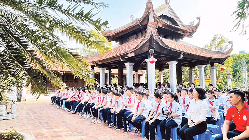 Học sinh Trường trung học cơ sở Long Biên tham quan, tìm hiểu các di tích trên địa bàn quận Long Biên. 