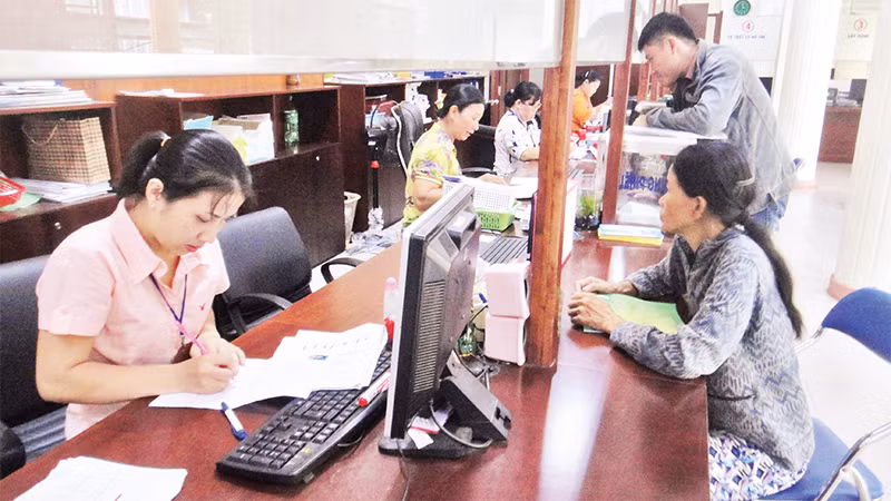 Người dân làm thủ tục hành chính tại phường Tân Sơn Nhì, quận Tân Phú. 