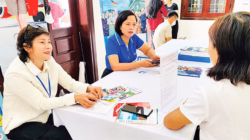 Tư vấn việc làm cho người lao động tại Phiên giao dịch và tư vấn việc làm huyện Ba Vì. (Ảnh THU THẢO) 