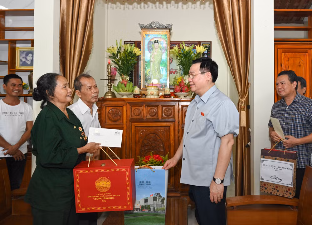 Chủ tịch Quốc hội Vương Đình Huệ thăm hỏi, tặng quà thương binh Nguyễn Thị Phồn tại xã Triệu Thành, huyện Triệu Phong. (ẢNH: DUY LINH)
