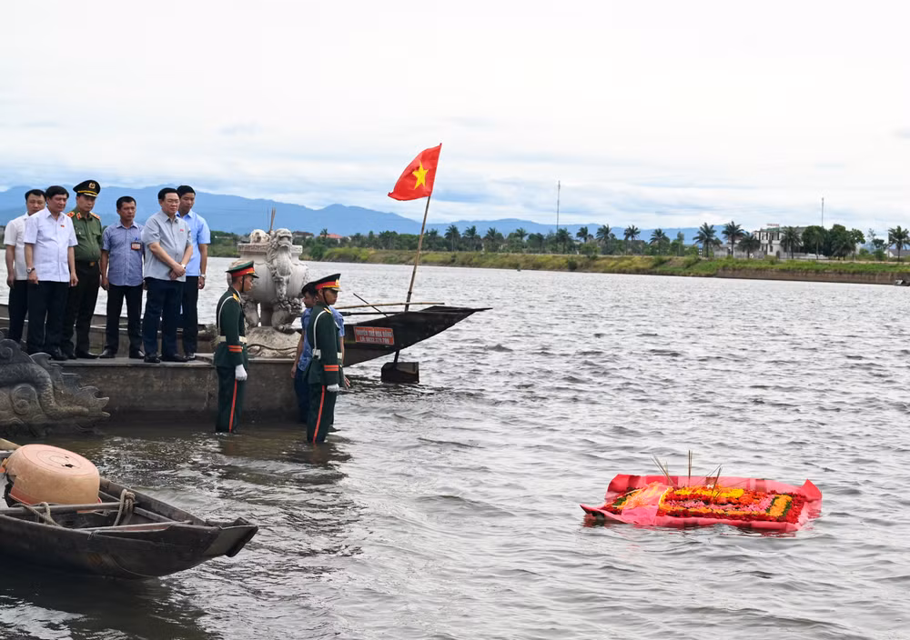 Chủ tịch Quốc hội Vương Đình Huệ thực hiện nghi lễ thả hoa tưởng niệm các anh hùng liệt sĩ trên dòng sông Thạch Hãn. (ẢNH: DUY LINH)