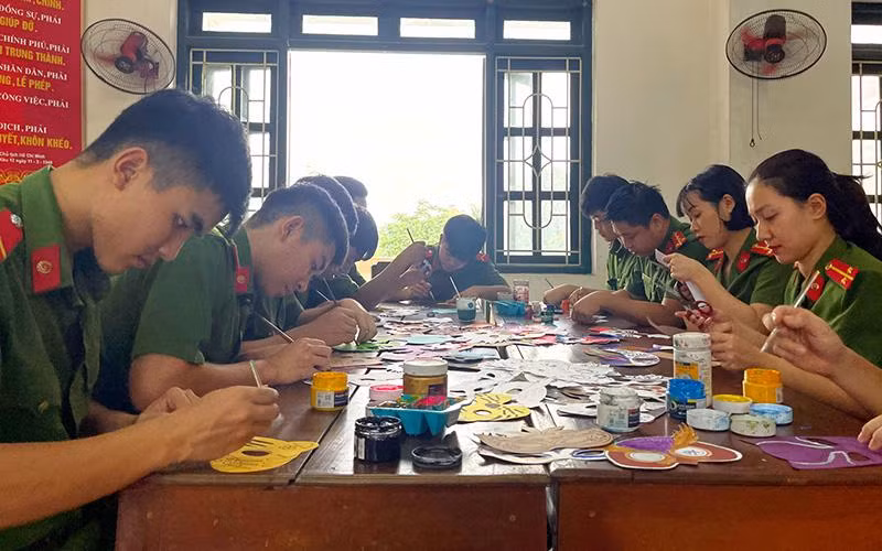 Cảnh sát Phòng cháy, chữa cháy và cứu nạn, cứu hộ tỉnh Ninh Bình làm đồ chơi Trung thu tặng con lính đảo. Cảnh sát Phòng cháy, chữa cháy và cứu nạn, cứu hộ tỉnh Ninh Bình làm đồ chơi Trung thu tặng con lính đảo.