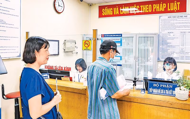 Người dân đến làm thủ tục hành chính được trả kết quả ngay sau 5-10 phút tại UBND phường Hàng Bồ. (Ảnh THIỆN TÂM) 