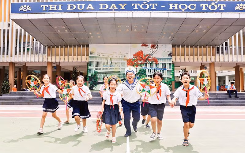 Thầy, trò Trường tiểu học Dịch Vọng B (Hà Nội) với những món quà tặng con cán bộ chiến sĩ hải quân. 