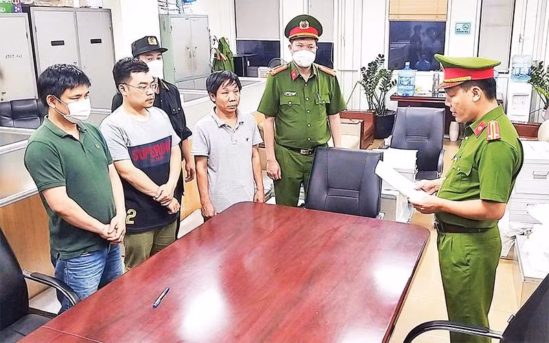 Lực lượng chức năng đọc lệnh bắt các bị can liên quan vụ án "Vi phạm quy định về đấu thầu gây hậu quả nghiêm trọng" xảy ra tại Bệnh viện đa khoa Ðồng Nai, Công ty AIC và các đơn vị liên quan. (Ảnh Phạm Kiên) 