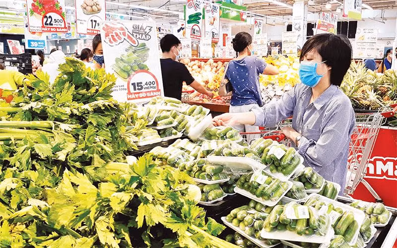 Người tiêu dùng mua sắm thực phẩm tại siêu thị Big C Thăng Long. 