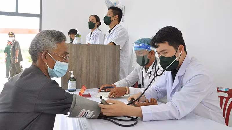 Bác sĩ trạm y tế quân dân y hữu nghị Việt Nam-Campuchia, huyện Lộc Ninh, Bình Phước, khám bệnh cho người dân Campuchia (Ảnh: Nhất Sơn). Bác sĩ trạm y tế quân dân y hữu nghị Việt Nam-Campuchia, huyện Lộc Ninh, Bình Phước, khám bệnh cho người dân Campuchia (Ảnh: Nhất Sơn).