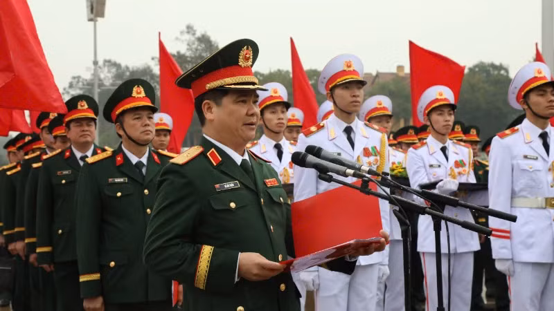 Thiếu tướng Bế Hải Triều, Cục trưởng Cục Dân vận, Tổng cục Chính trị Quân đội nhân dân Việt Nam báo công dâng Bác. Thiếu tướng Bế Hải Triều, Cục trưởng Cục Dân vận, Tổng cục Chính trị Quân đội nhân dân Việt Nam báo công dâng Bác.