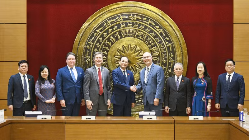 Phó Chủ tịch Quốc hội Trần Quang Phương và Hạ nghị sĩ Hoa Kỳ John Moolenaar chụp ảnh cùng các đại biểu. (Ảnh: N.HOÀNG)