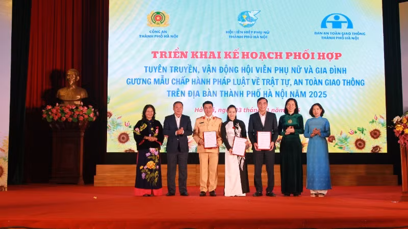 Hội Liên hiệp Phụ nữ thành phố, Công an thành phố và Ban An toàn giao thông thành phố Hà Nội ký kết Kế hoạch phối hợp tuyên truyền.