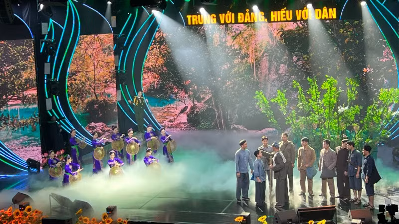 Chương trình nghệ thuật chính luận "Trung với Đảng, hiếu với dân". 