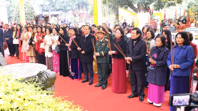 Các đồng chí lãnh đạo, nguyên lãnh đạo Đảng, Nhà nước dâng hương tại Khu di tích quốc gia đặc biệt đền Hai Bà Trưng (huyện Mê Linh).