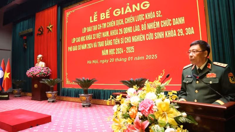 Thượng tướng Trần Việt Khoa, Giám đốc Học viện Quốc phòng phát biểu ý kiến tại buổi lễ.