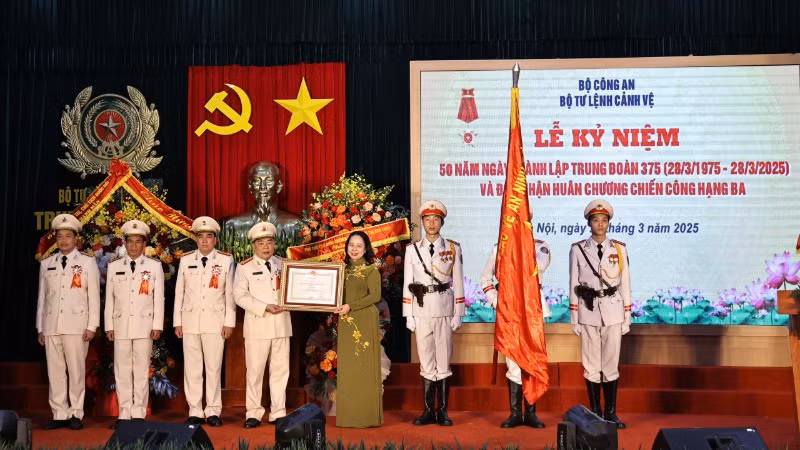 Phó Chủ tịch nước Võ Thị Ánh Xuân trao Huân chương Chiến công hạng Ba tặng Trung đoàn 375.