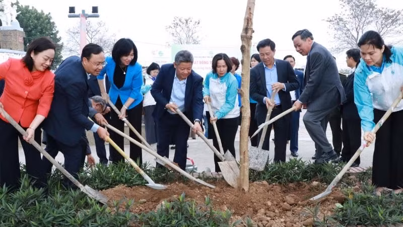 Các đại biểu tham gia Tết trồng cây “Phụ nữ vun trồng tương lai” năm 2024.