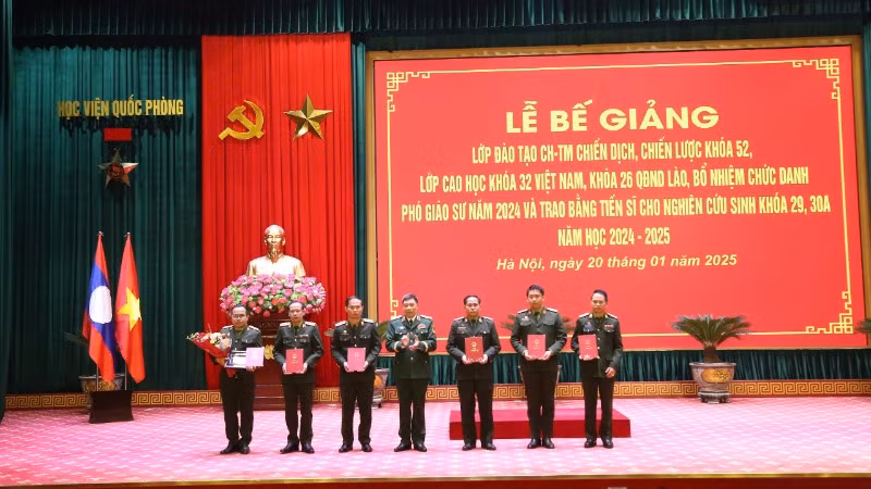 Thượng tướng Trần Việt Khoa, Giám đốc Học viện Quốc phòng trao chứng nhận tốt nghiệp cho các học viên. 